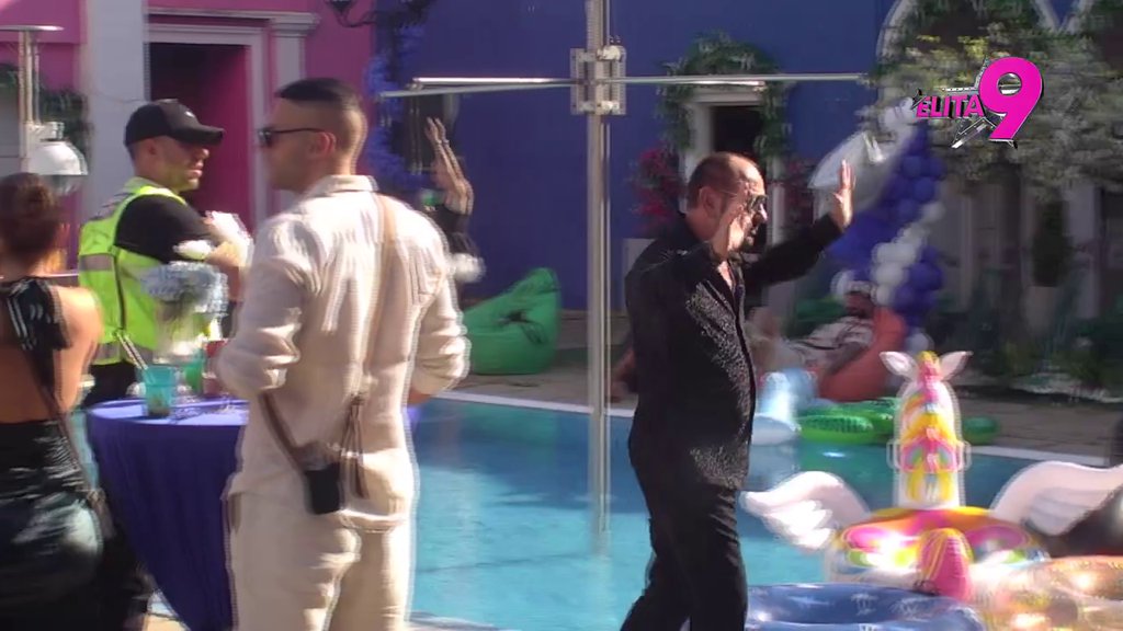 NJEGOVA POJAVA IZAZVALA JE HAOS! Mile Kitić ušao na spektakularnu proslavu rođendana Željka Mitrovića, učesnici ga pozdravili GROMOGLASNIM OVACIJAMA! (VIDEO)