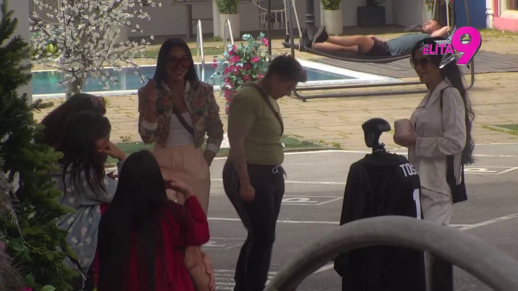 POKVARIO MU SE PUNJAČ! Toša priznao da je nakon sinoćne žurke prespojio kablove, učesnice popadale od smeha! (VIDEO)