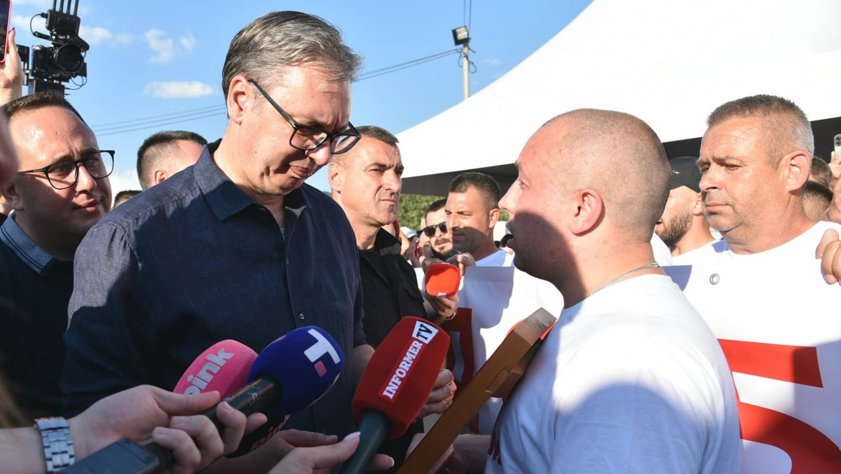 Prelepe slike iz Oplanića: Srbi sa KiM Vučiću uručili ikonu Svetog Cara Lazara
