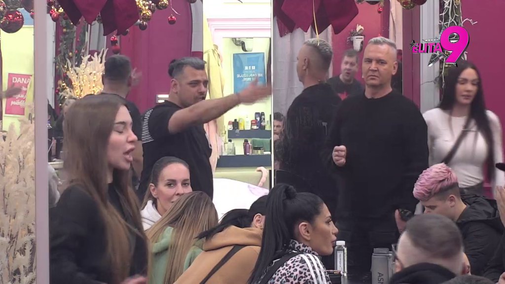 Ore se zidovi Bele kuće! Anastasija urliče iz pete na Boru, Santana ne prestaje da niže uvrede: Kutnjaci ti izrasli, bundevo debela! (VIDEO)