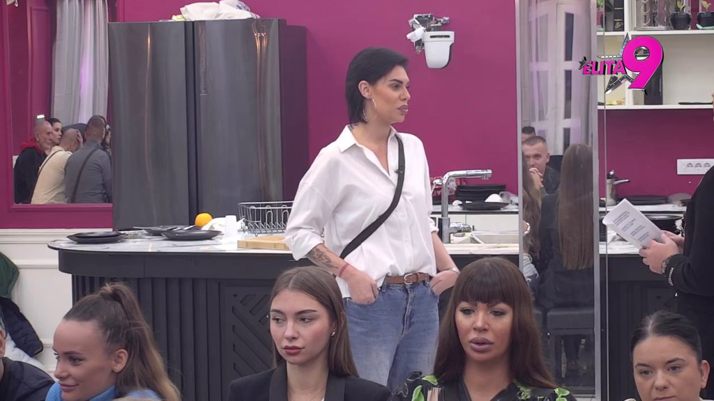 JEDNO PRIČA DRUGO RADI: Maja poriče da joj je Asmin bitan, uporno tvrdi da je on provocira i da ga ne gleda, a ne skida pogled sa njega (VIDEO)