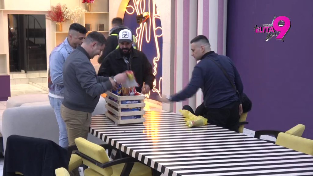 JEDVA DOČEKALI: Veliki šef poslao poklon odabranima, oni doleteli (VIDEO)