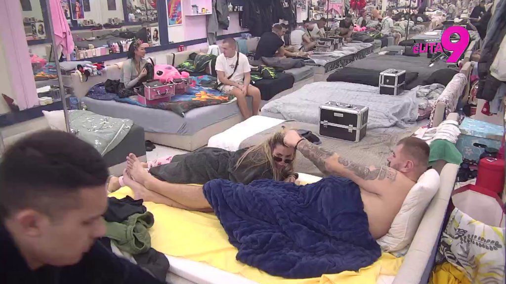 PRISETILI SE STARIH DANA! Janjuš strastveno zagrlio Aneli, pa poručio: OVAKO SMO SE NEKAD MAZILI! (VIDEO)