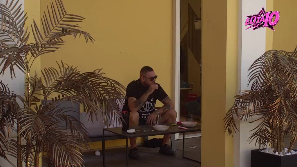 Utonuli u očaj: Aneli briznula u plač nakon svađe sa Carem, on se potpuno izolovao, vidno besan! (VIDEO)