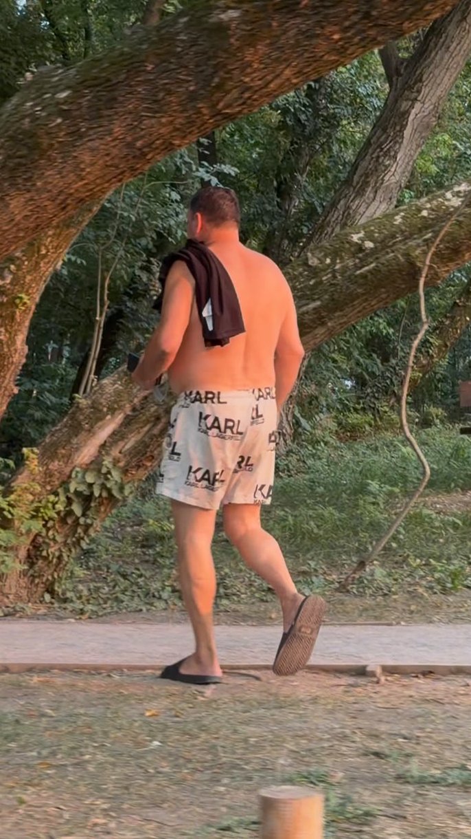 PINK.RS PAPARACO! Taki Marinković u javnosti prvi put nakon skandala ćerke Maje i Asmina: Na sebi imao samo šorts i papuče (FOTO+VIDEO)
