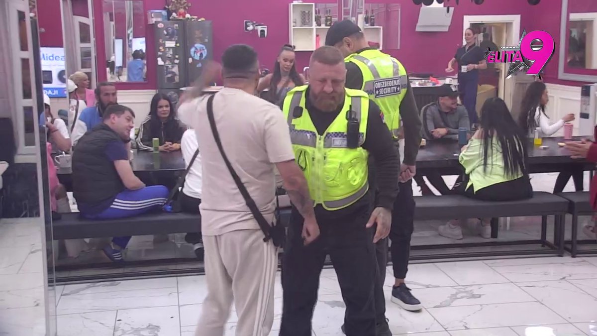 OBEZBEĐENJE NAPRAVILO ŽIVI ZID! Asmin prozvao Bebicu da juri za Teodorom, on mu nije ostao dužan pa mu poručio: Majin Leo, a ona mu napisala na krevetu da je… (VIDEO)