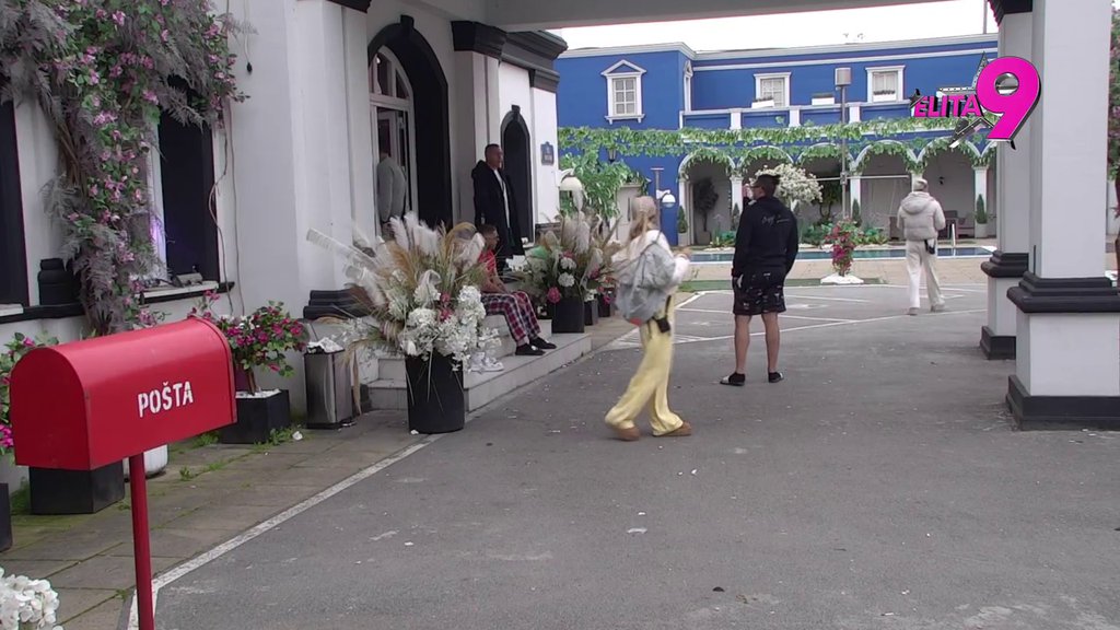 MAMU TI JEDE CRV! Asmin i Aneli nikad brutalnije zaratili, grozne uvrede pljušte na sve strane! (VIDEO)