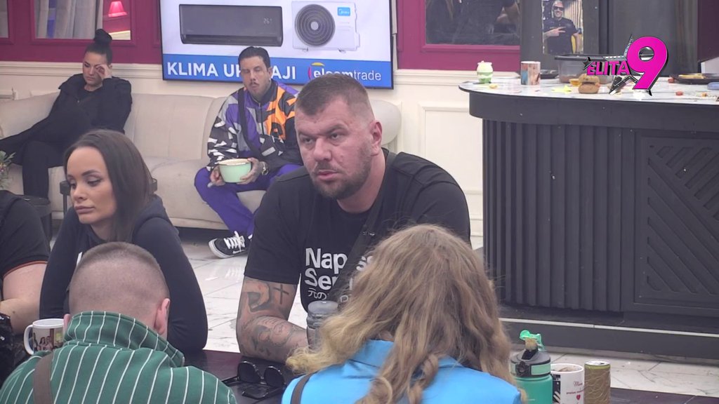 TENZIJA NA MAKSIMUMU: Žestok sukob ljutih rivalki! Aneli i Anita bljuju žestoke prozivke: Došla si ovde da snimaš p*rniće! (VIDEO)