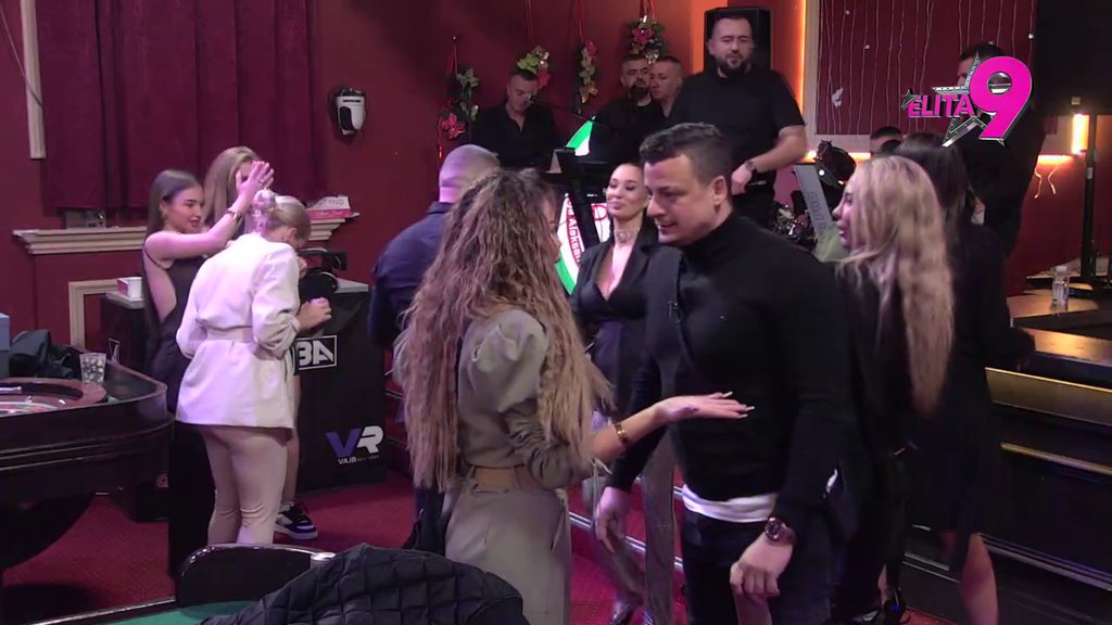 Poljupcima promenili tok rijalitija! Veza Aneli i Asmina na pomolu, pao poljubac Anite i Luke! Filip završio u krevetu sa OVOM cimerkom, bila i VRELA AKCIJA! (VIDEO)