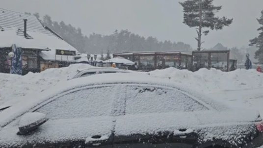 SNAŽNA MEĆAVA OKOVALA ZLATIBOR Sneg napravio potpuni kolaps, vozila jedva da mrdaju, formirana kilometarska kolona (FOTO)