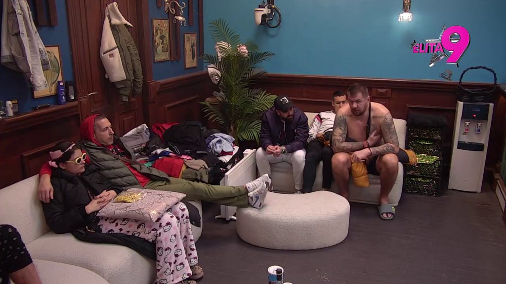 STAVILA SVE KARTE NA STO! Aneli otkrila zbog čega je rasplamsala sukob sa Asminom! (VIDEO)