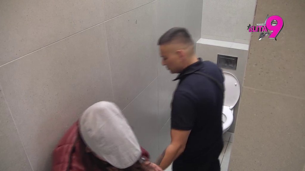 Ne zna gde će pre! Teodora nakon Đukića šaputala s Bebicom, pa kad je videla kamere odmah počela da ga tera (VIDEO)