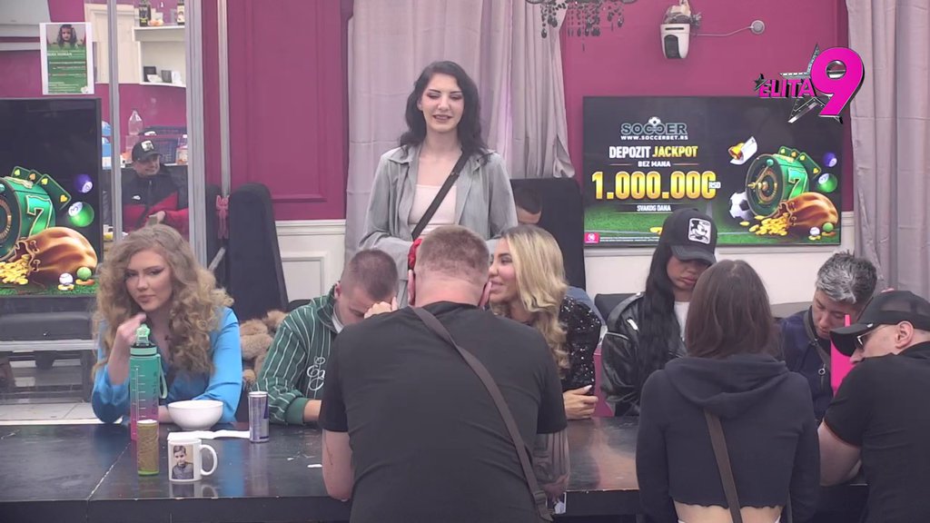 TENZIJA NA MAKSIMUMU: Žestok sukob ljutih rivalki! Aneli i Anita bljuju žestoke prozivke: Došla si ovde da snimaš p*rniće! (VIDEO)