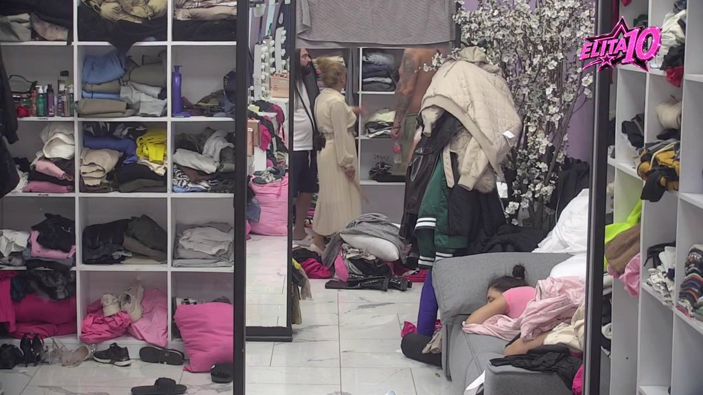 ODMAH REAGOVALE! Matora i Džehva zatekle Laurine stvari razbacane po podu, pa odmah krenule da je ribaju (VIDEO)