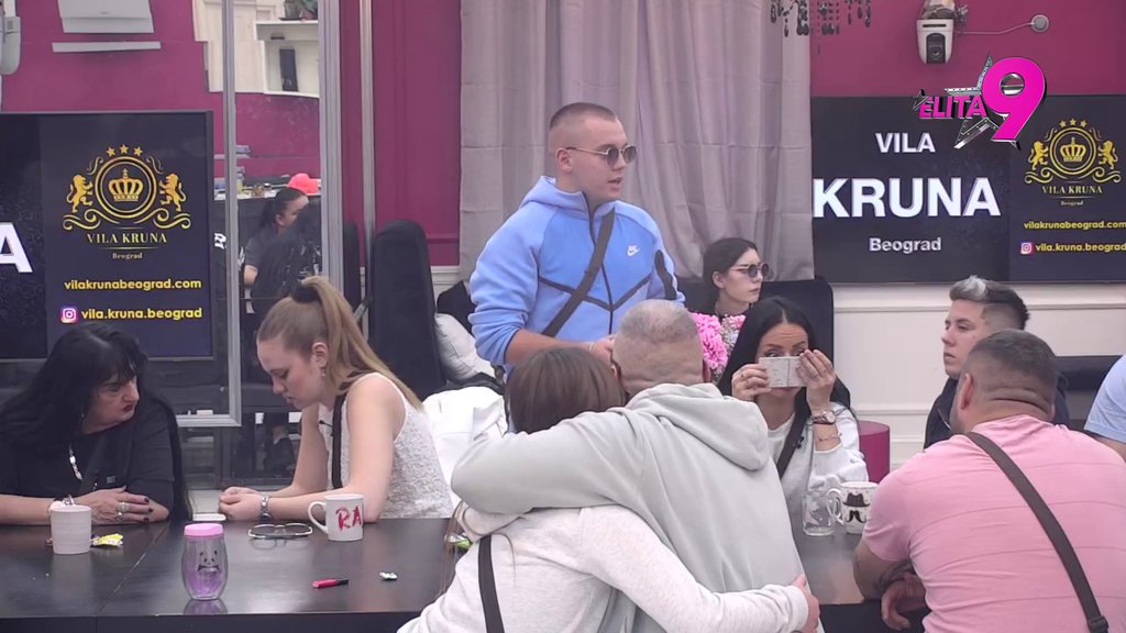 NEMOJ DA ME DIRAŠ PREKO FARMERAKA! Luka skočio kao oparen kada je primetio njegovu ruku na sebi! (VIDEO)