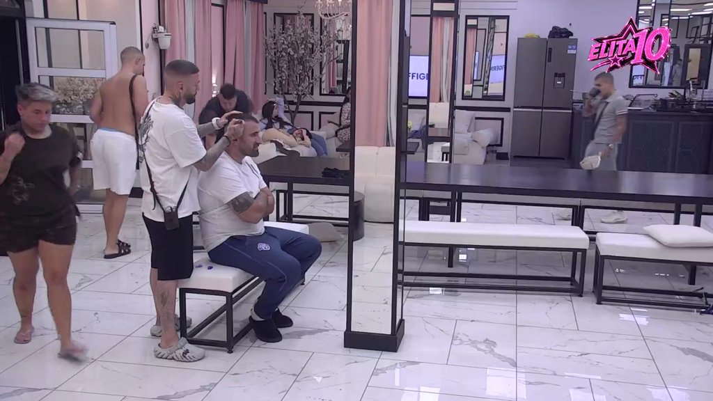 Reper uzeo mašinicu u ruke: Ša se oprobao u novom zanatu, pa uzeo Mirka pod svoje (VIDEO)