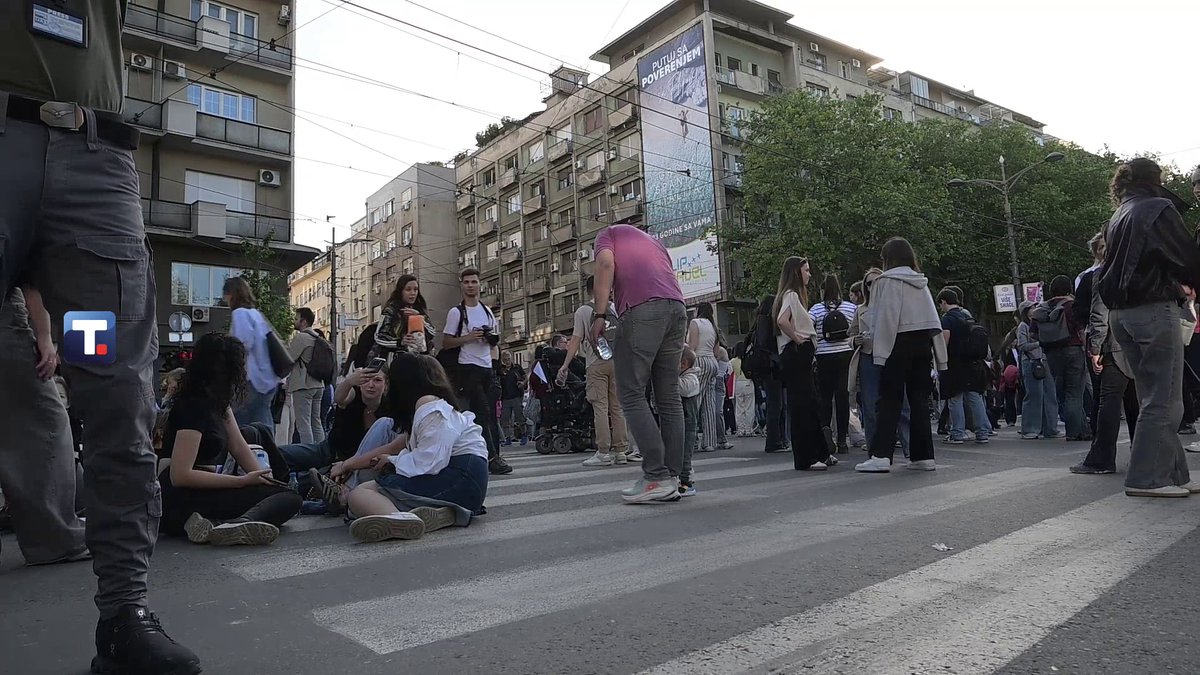 BLOKADERI NASTAVLJAJU PRLJAVU IGRU! 'GLEDAJ VUČIĆU, NI PSI TE NE VOLE!' I onda kažu da nema kampanje dehumanizacije predsednika