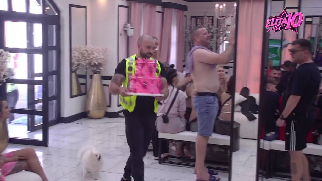 TV Pink slavi 32. rođendan! U Elitu stiglo posluženje za sve, učesnici skandirali (VIDEO)