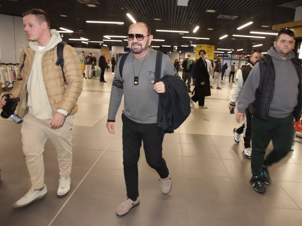 ELENA SE DOSELILA NA AVALU: Mile Kitić uhvaćen na aerodromu u OVOM izdanju, odmah progovorio o ćerki i zetu (FOTO)