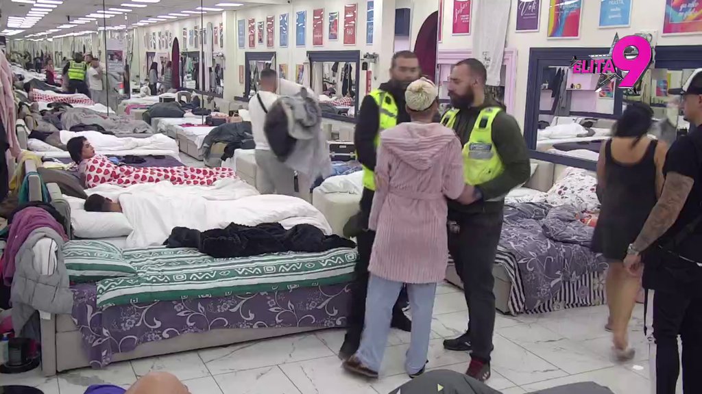 Karambol u Eliti: Alibaba slomio Urošu kofer sa šminkom u paramparčad, sve leti po garderoberu! (VIDEO)