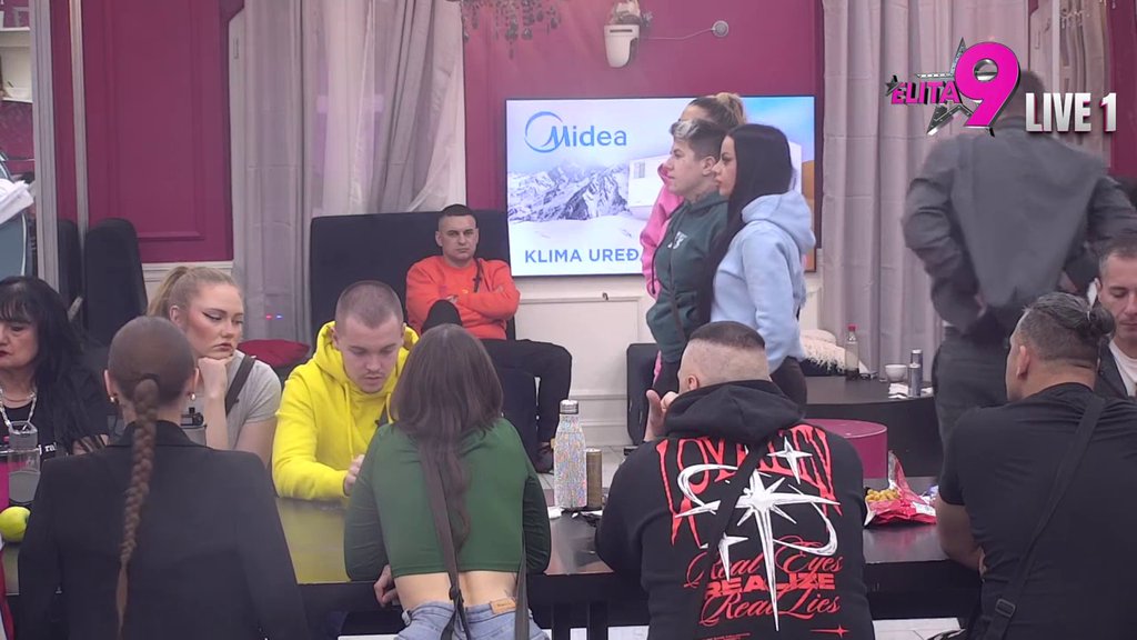 Reže rečima! Lepi Mića dao sve od sebe da zaštiti Aneli od povezivanja sa Karićem, pa udario na Anitinu navodu aferu sa Reljom: Ne nasedam na polovne informacije (VIDEO)