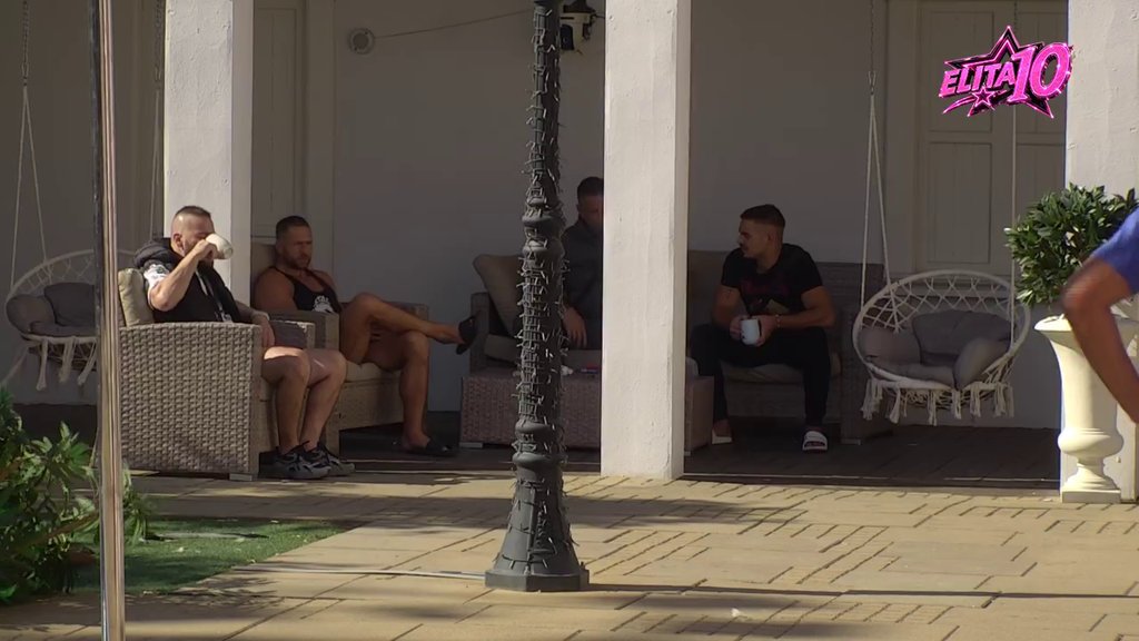 Mahir se sviđa još nekoj takmičarki? Cimerima u šiframa otkrio šta se dešava! (VIDEO)