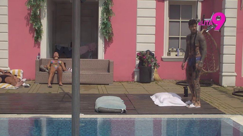 Bebice, spremi se za POVRAĆANJE! Teodora i Filip se zajedno SUNČAJU, istetovirana tela zasijala na suncu! (VIDEO)