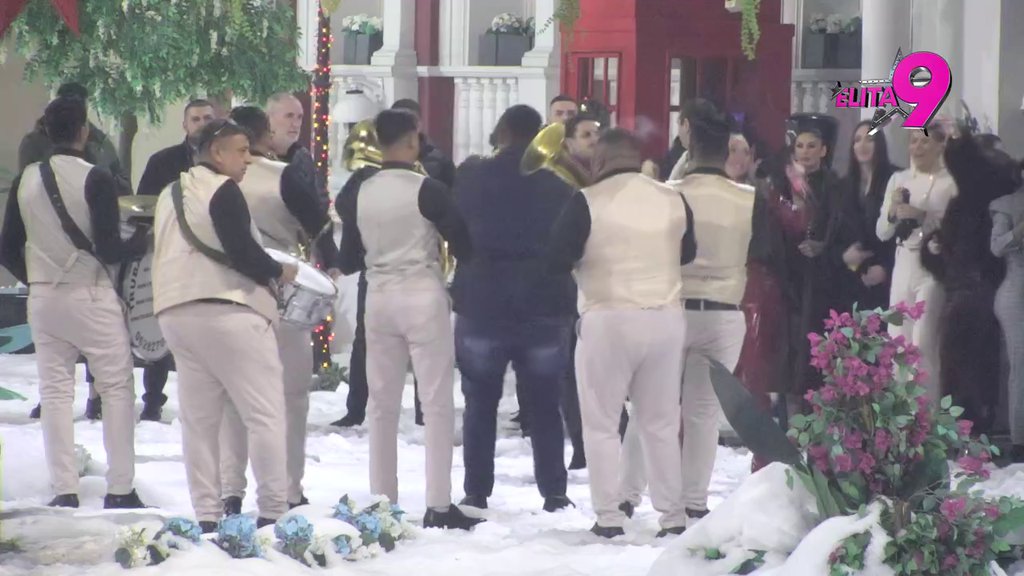 Srećna Srpska Nova godina! Učesnici Elite s trubačima napravili šou u dvorištu, zasijalo nebo iznad Bele kuće (VIDEO)