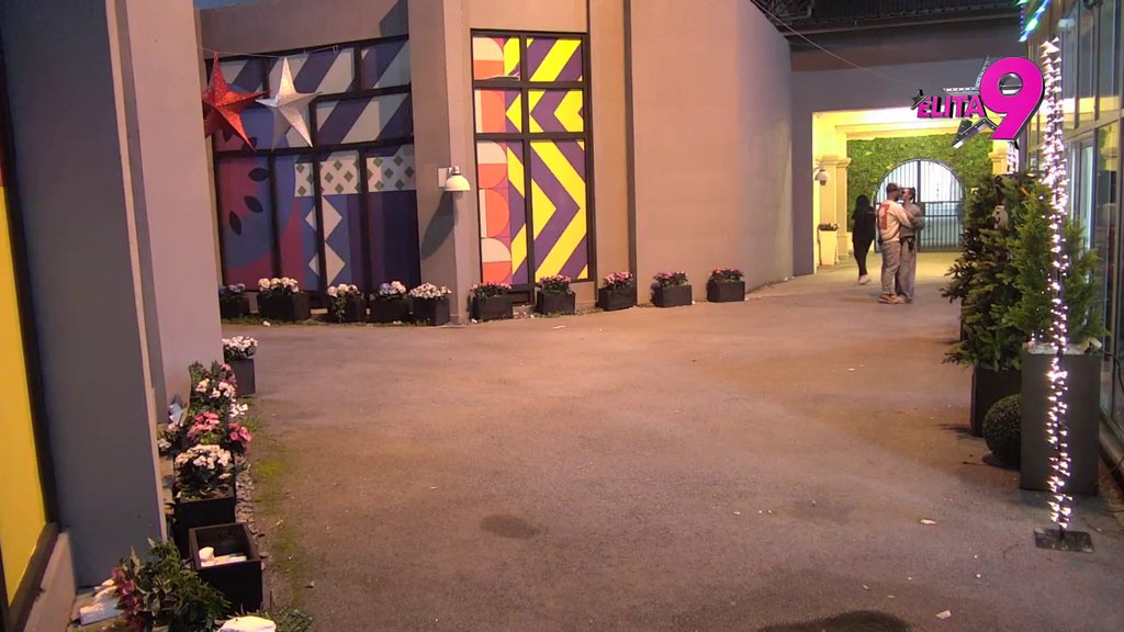 Ne mogu da se obuzdaju: Anita uzjahala Luku nasred dvorišta, polako gube svaku kočnicu (VIDEO)