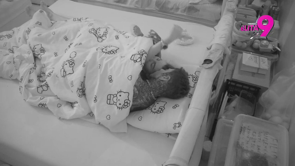 Više nije štek mama, sad se vaćari gde stigne: Aneli i Filip u jorgan akciji! Ona ga balavi po grudima, on je ispipkao celu, a poljubac kriju od kamera! (VIDEO)