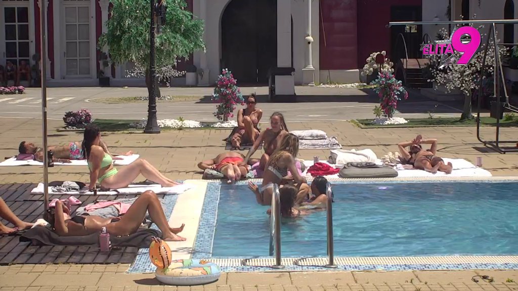 Plakaćete od smeha! Aneli, Maja i Kačavenda se UDRUŽILE u nameri da POTOPE Uroša, on vrišti i doziva Janjuša! (VIDEO)