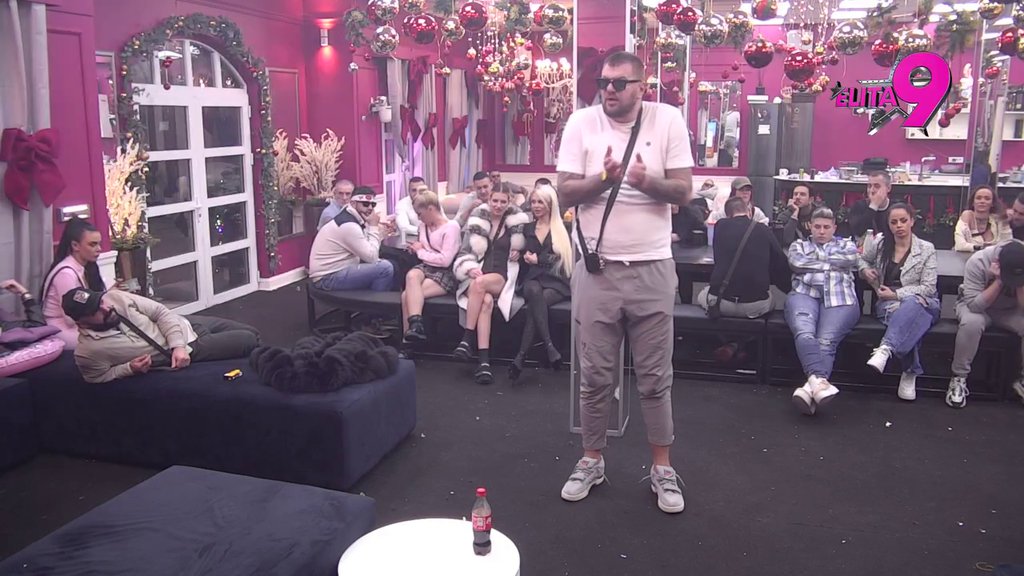 Treća poza je bila pravljenje bebe: Janjuš nasmejao sve do suza imitacijom intimnih odnosa Anite i Luke, njegovom ponižavanju nikad kraja (VIDEO)