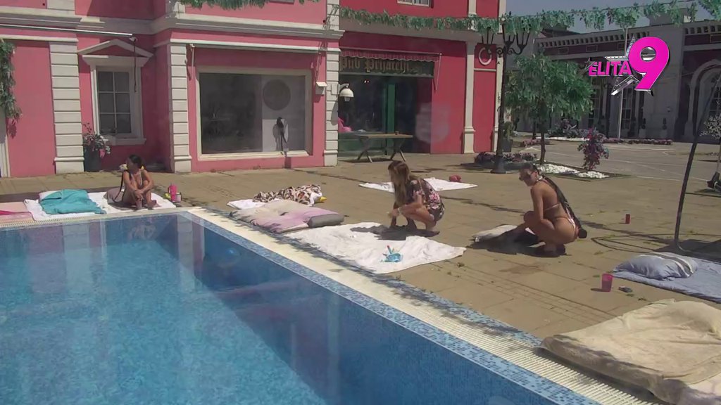DRAMA OD RANOG JUTRA! Učesnice zaratile oko mesta kraj bazena: Mene odavde niko neće pomeriti! (VIDEO)