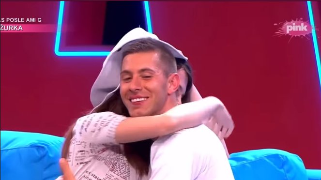 BOŽA DŽONS ŠOKIRAO NACIJU: Vrelim poljupcem sa Viktorijom se oprao od etikete homose*sualca i Elenu bacio u zaborav: EVO KAKO JE SVE IZGLEDALO (FOTO)