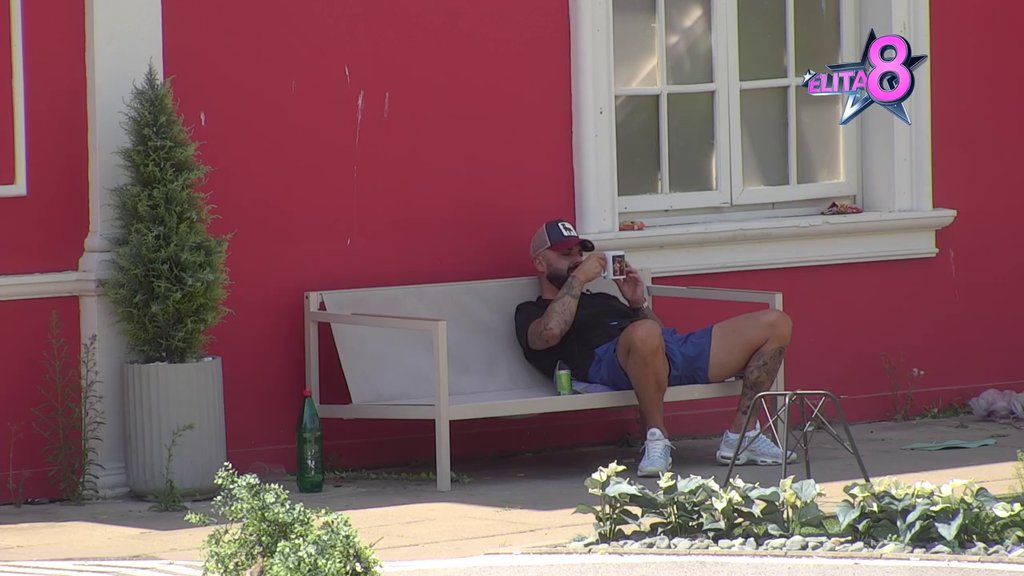 TONEM K'O TITANIK! Luka Vujović kroz stihove opisao kako se trenutno oseća?! Odnos sa Aneli ga ipak ne čini srećnim?! (VIDEO)