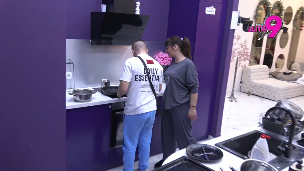 Bože, koliko sam ja zatucana: Urnbesan snimak Miljane i Dače, on joj pokazao kako pravilno da skuva viršle! (VIDEO)