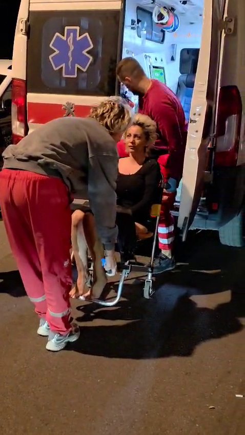 UZNEMIRUJUĆI KADROVI S LICA MESTA! Nakon što se u vidno alkoholisanom stanju valjala po ulici, po Keti došla HITNA POMOĆ! (FOTO+VIDEO)