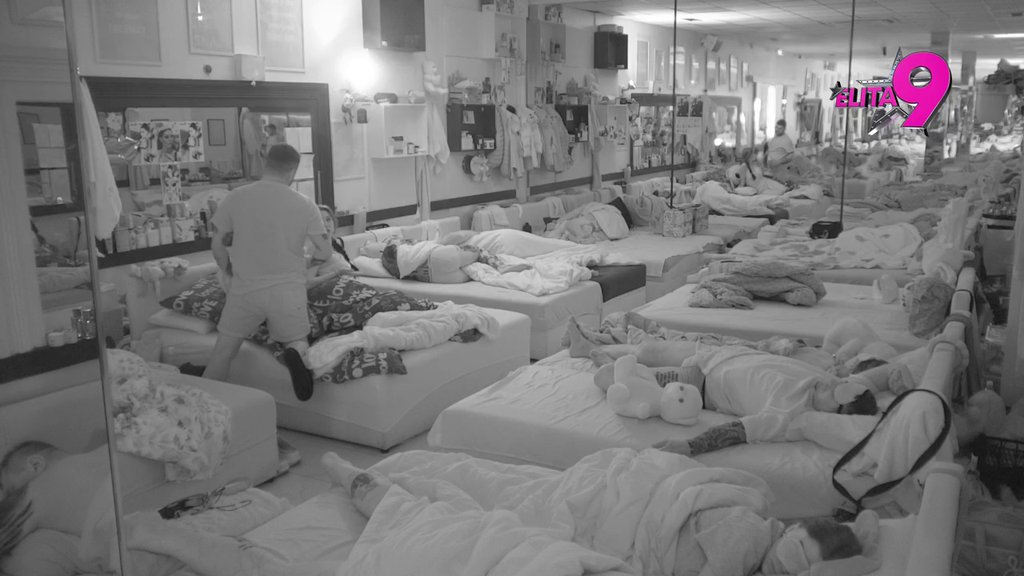 Izolaciju obilazi u širokom luku! Asmin ni da se približi Staniji, a Maju ušuškava i pokriva kao bebu! Evo gde je na kraju zaspao! (VIDEO)