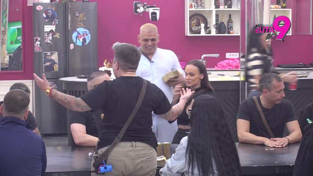 Tvoj brat ga je pozdravljao! Asmin UPALIO Matoru, smatra da je folirant u odnosu sa Borom, ona ZAURLALA, PARA IZ UŠIJU JOJ IDE! (VIDEO)