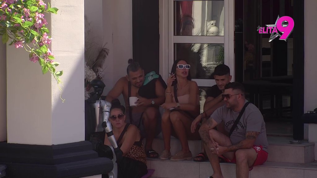 U ČETVRTAK SE ZVANIČNO RAZVODIM: Bora progovorio o svom prisnom druženju sa Sarom Raičević, otkrio robotu Toši kakvi su mu dalji planovi! (VIDEO)