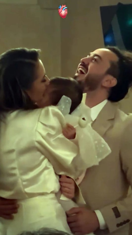 BIVŠI UČESNIK ZADRUGE KRSTIO ĆERKU I POKAZAO ŽENU! Mala Hana u beloj haljini, a supruga u šortsu: Porodična slika iz crkve raznežila sve