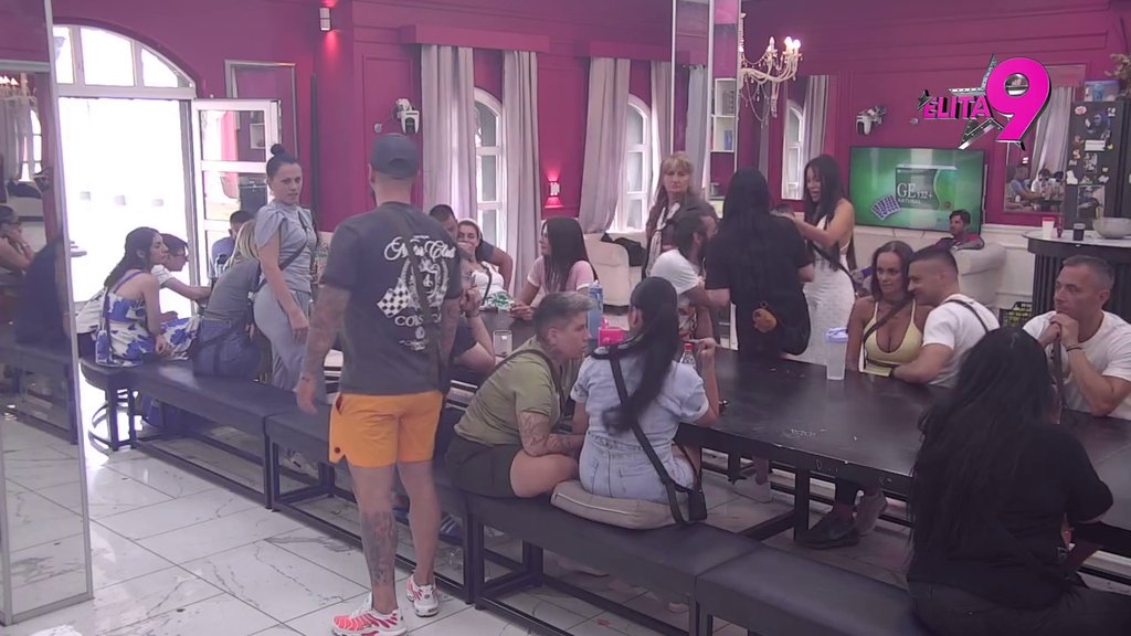 Razvaliću te kao kantu! Advokatica ponovo osula paljbu po Luki: Vidi na šta ličiš, ne bih te ni motkom! (VIDEO)