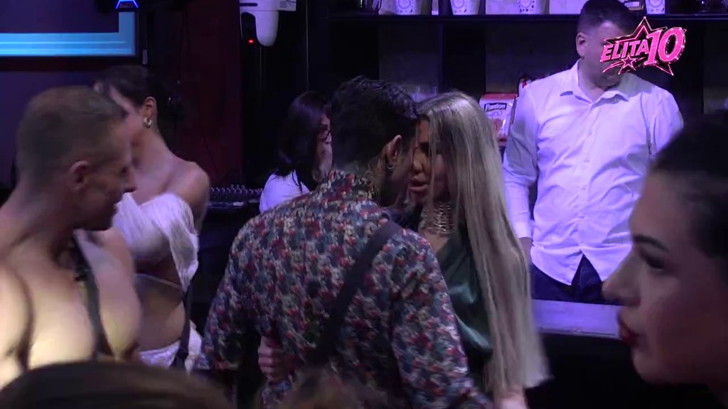 Ovakva žurka se ne pamti! Prštali poljupci na sve strane, Slađa smuvala Leona, pa imala odnose sa Carem, Aneli i Filip pomirenje pečatirali ispod jorgana, Mateja smuvao ovu lepoticu