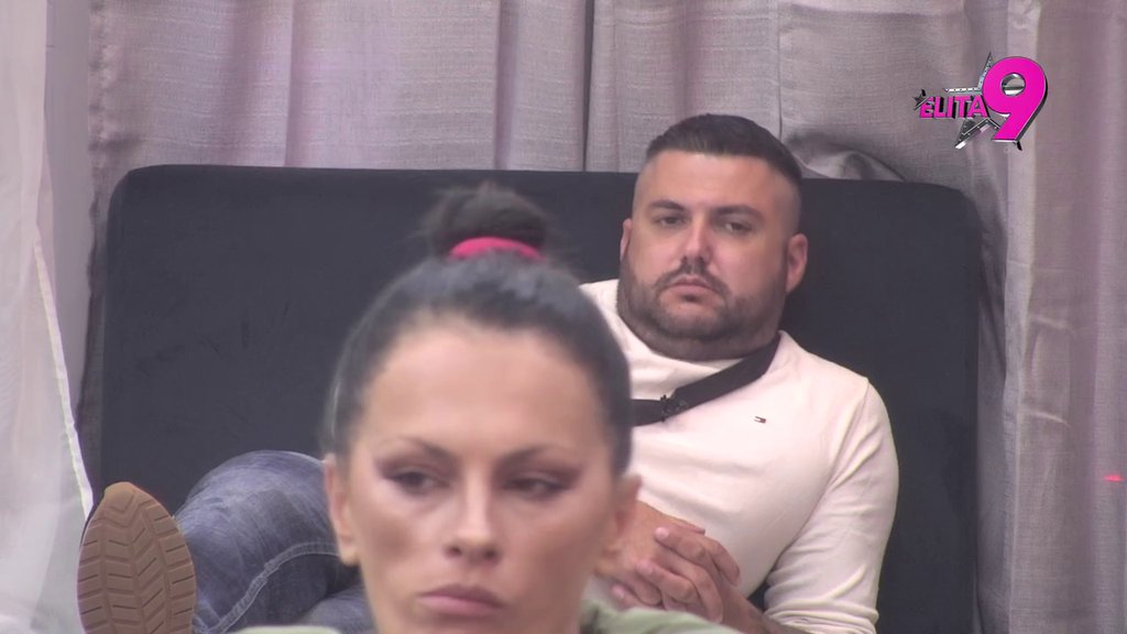Hoćeš da te ubacimo u trougao?! Maja ne prestaje da unižava Staniju, pa joj Dobrojevićka odbrusila: Ovaj džemper sam mu ja kupila! (VIDEO)