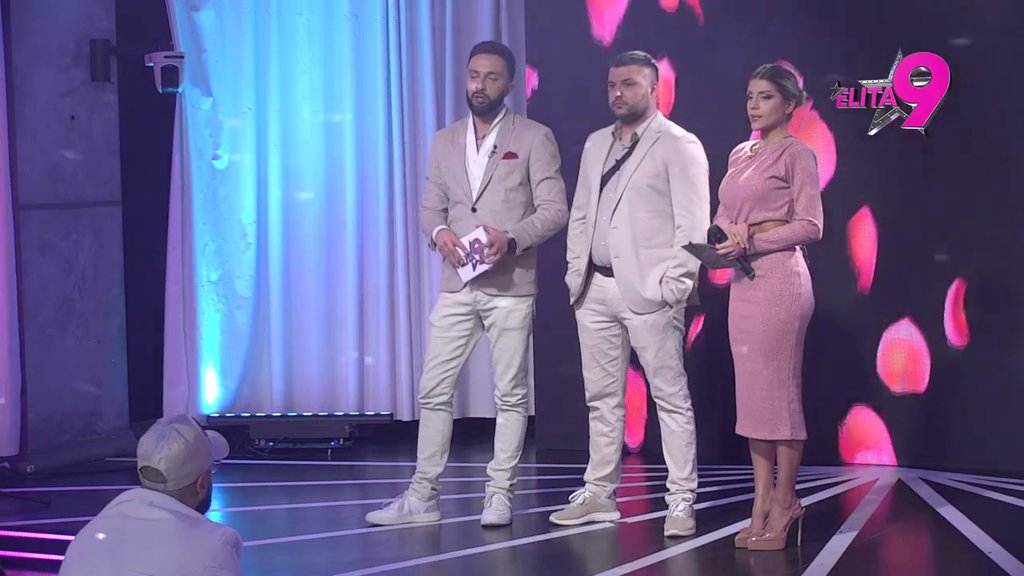 Skamenila se od šoka: Asmin posvetio Aneli pesmu, ona na ivici suza! Sve frapirala reakcijom, nastup shvatila kao provokaciju (VIDEO)