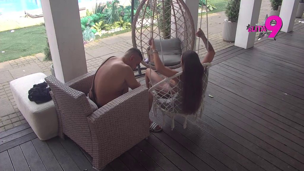 OVAKVU PROSLAVU JOŠ NISTE VIDELI: Bebica se za svoj rođendan uštekao ispod trema, pa grickao borovnice, Teodora zapazila GREŠKU U KORACIMA! (VIDEO)
