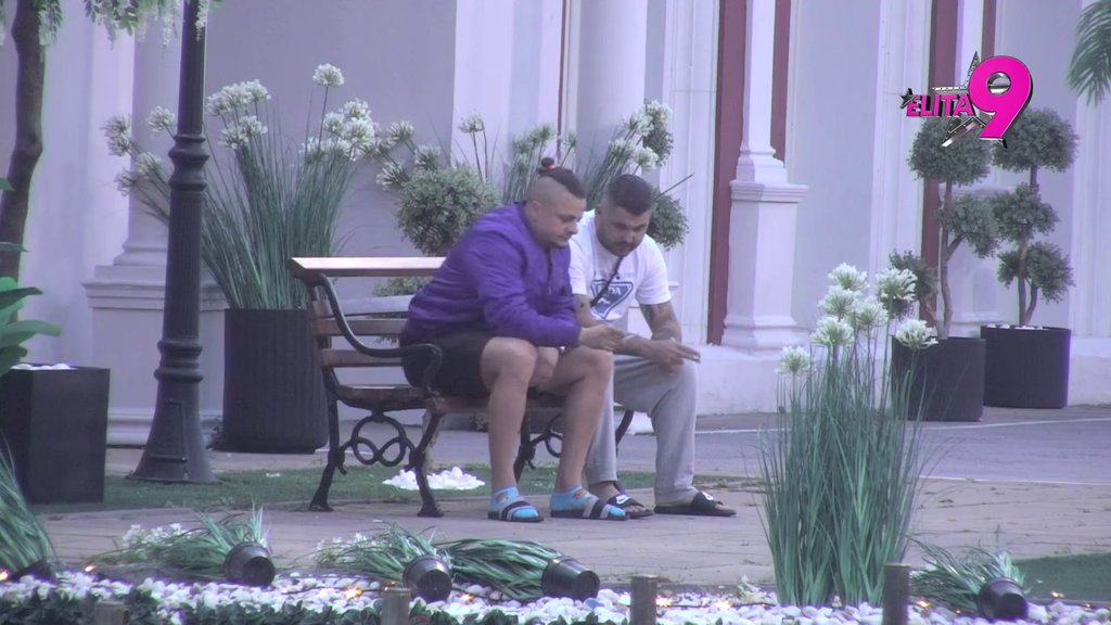 Nemoj da mi se obraća: Asmin dotrčao do Terze, stao na njegovu stranu, pa priznao: Ja navijam za tebe, neću ni sa kim više da se družim! (VIDEO)