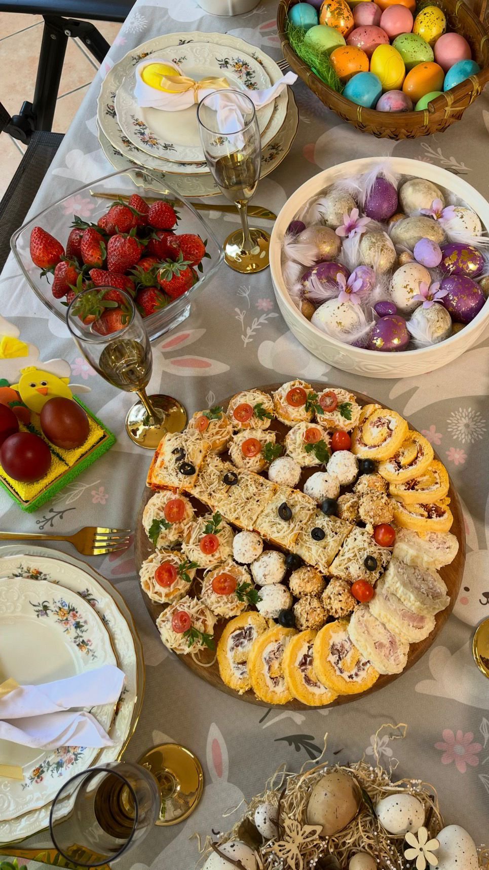 U sećajnju mi je kako pobeđujem u tucanju jajima: Joca novinar za Pink.rs progovorio o proslavi Vaskrsa, pa otkrio: Mama i snaja su bile zadužene za bogatu trpezu! (FOTO)