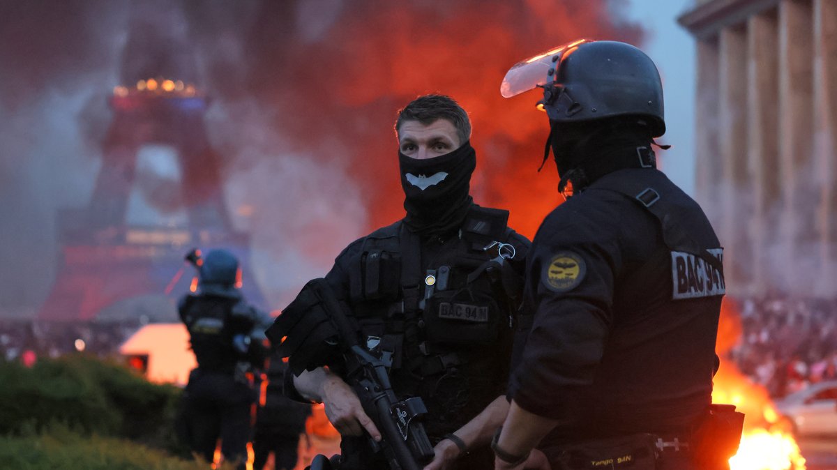 HAOS U FRANCUSKOJ: Tokom nereda u Parizu registrovano 30.000 pljačkaša, povređeno 118 policajaca