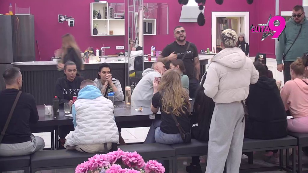 Izgoreo od ljubomore: Uroš napao Anitu zbog druženje sa Alibabom, sve joj natrljao na nos! (VIDEO)